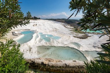 Türkiye 'nin güneybatısındaki Denizli' de teraslı ve doğal havuzlu Pamukkale 'nin kaplıcaları