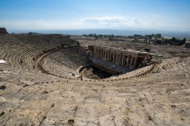 Türkiye 'nin güneybatısındaki Anadolu' da klasik Phrygia 'da kaplıcalarda yer alan antik bir şehir olan Hierapolis' teki amfitiyatro kalıntıları (