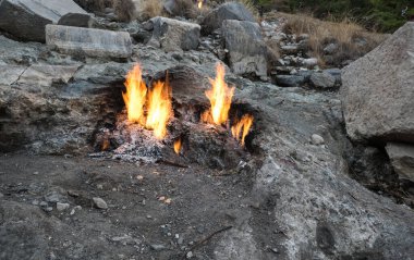 Yeraltından Chimaera Dağı 'nın alevleri, Cirali, Türkiye