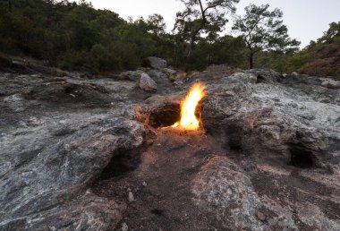 Yeraltından Chimaera Dağı 'nın alevleri, Cirali, Türkiye