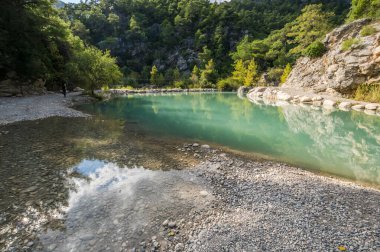 Türkiye 'nin Antalya ilinin Kemer ilçesi Beydaglari Ulusal Parkı' nda yer alan Goynuk kanyonundaki turkuaz göl manzarası