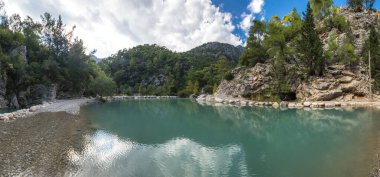 Türkiye 'nin Antalya ilinin Kemer ilçesi Beydaglari Ulusal Parkı' nda yer alan Goynuk kanyonundaki turkuaz göl manzarası