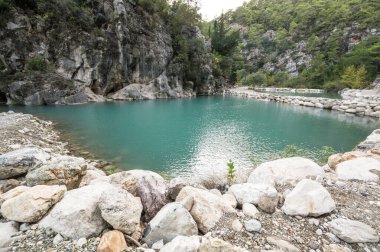 Türkiye 'nin Antalya ilinin Kemer ilçesi Beydaglari Ulusal Parkı' nda yer alan Goynuk kanyonundaki turkuaz göl manzarası
