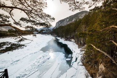 Kışın Katun ve Altay nehirlerinin manzarası, Sibirya, Rusya