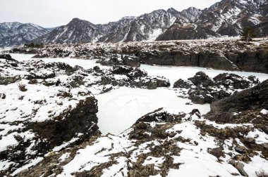 Kışın Katun ve Altay nehirlerinin manzarası, Sibirya, Rusya