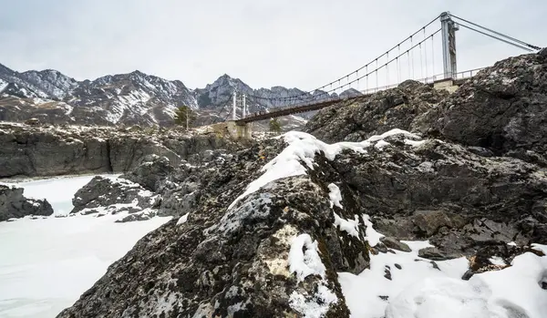 シベリア ロシアのアルタイ山脈のカトゥン川の橋の眺め — ストック写真