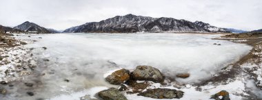 Kışın Katun ve Altay nehirlerinin manzarası, Sibirya, Rusya
