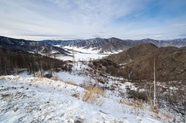 Vadinin panoramik manzarası ve Chike Taman Geçidi 'nden dağlar, Altay, Rusya