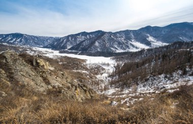 Vadinin panoramik manzarası ve Chike Taman Geçidi 'nden dağlar, Altay, Rusya