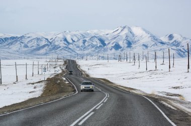 Kurai bozkırının kışın manzarası, Altay dağları, Sibirya, Rusya