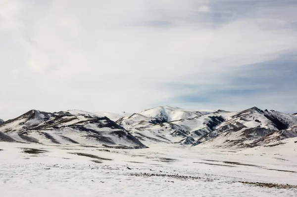 겨울에 시베리아에 알타이 산맥의 — 스톡 사진