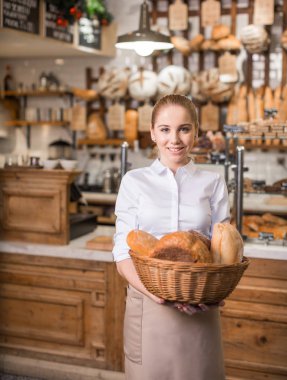 Sepet ile gülümseyen kadın