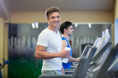 İnsanlar kapalı Koşu