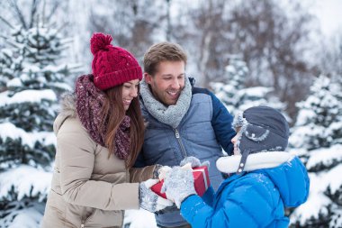 Hediye ile gülümseyen aile 