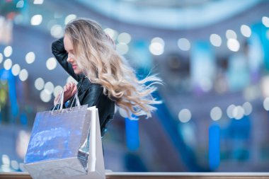 Alışveriş çantalı genç kadın.