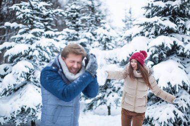 açık havada çift gülümsüyor
