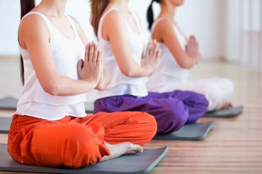 İnsanlar kapalı meditasyon