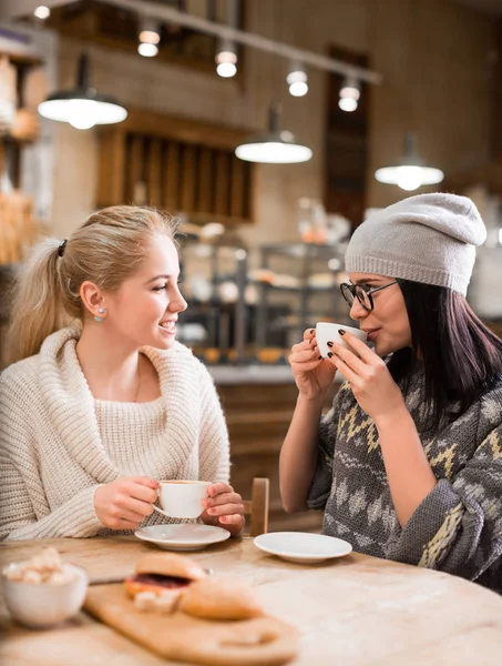 Mulheres atraentes no café — Fotografia de Stock