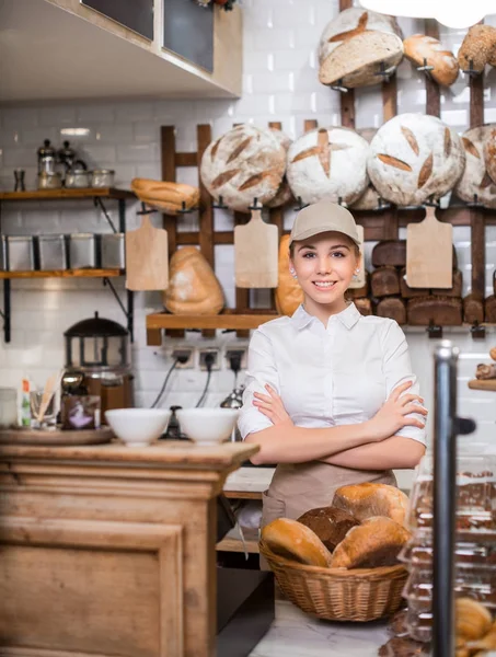 Frau in Bäckerei — Stockfoto