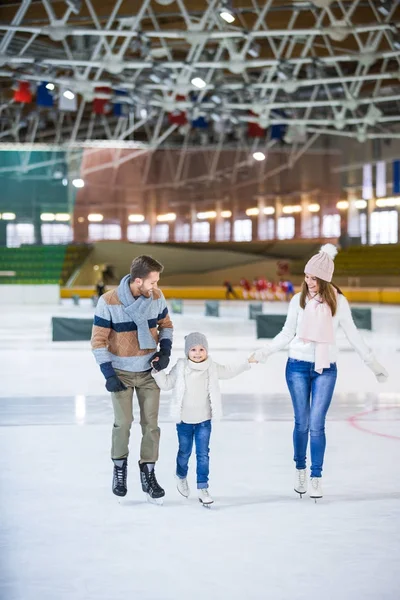 Famille souriante à l'intérieur — Photo