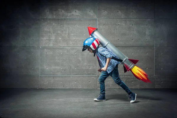 Junge mit Rakete — Stockfoto