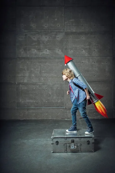 Ragazzo giocoso in casa — Foto Stock