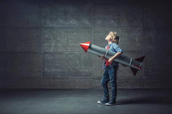 Junge mit Rakete — Stockfoto