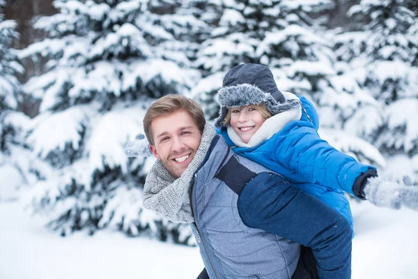 Objímá lidi venku — Stock fotografie