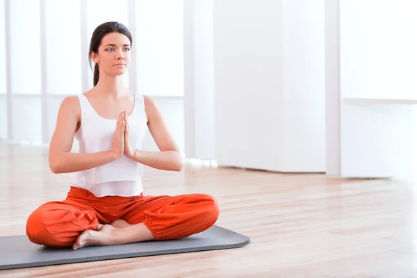 Practicing yoga indoors — Stock Photo, Image