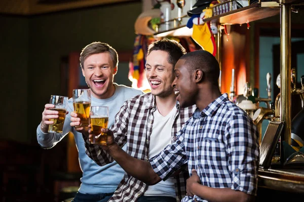 Счастливые мужчины с пивом — стоковое фото