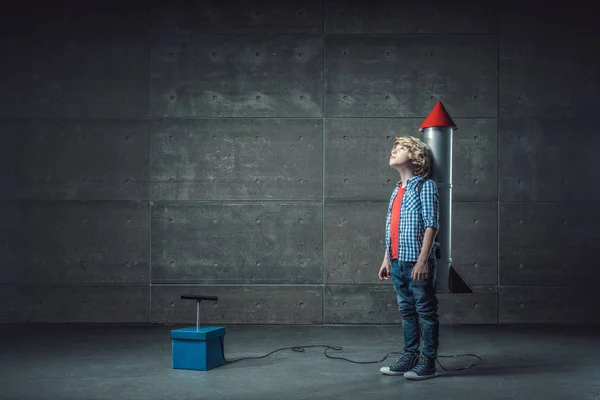 Мальчик с ракетой — стоковое фото