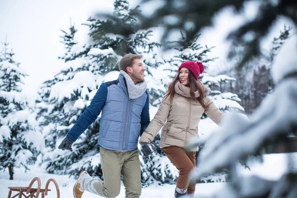 Sorrindo casal ao ar livre — Fotografia de Stock