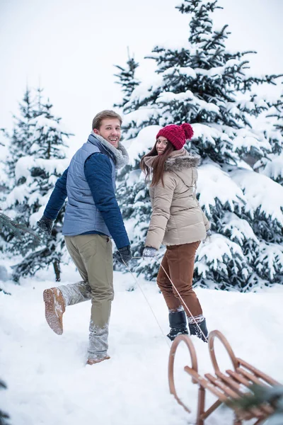 Casal jovem na floresta de inverno — Fotografia de Stock