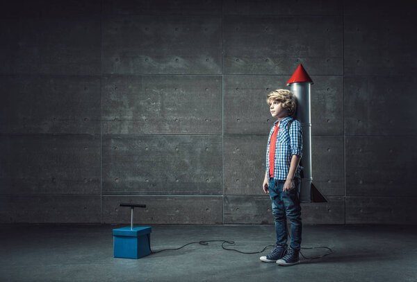 Мальчик с ракетой
