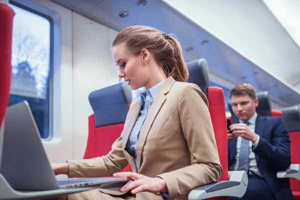 Femme qui travaille dans un train — Photo