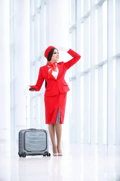 Lächelnde Stewardess am Flughafen — Stockfoto