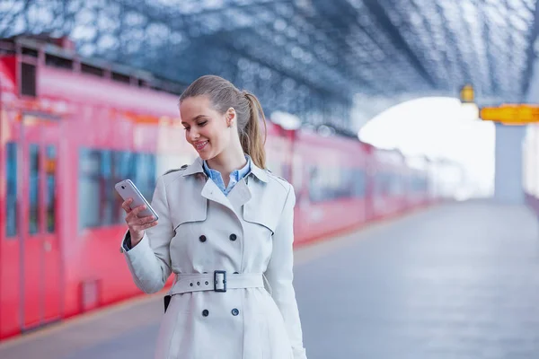 Traveling woman with phone — Stock Photo, Image