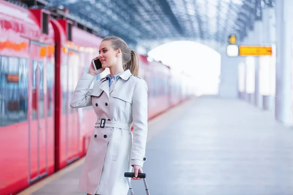 Fahrgast am Bahnhof — Stockfoto