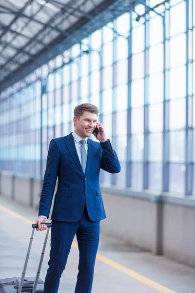 Homme d'affaires voyageur à l'intérieur — Photo