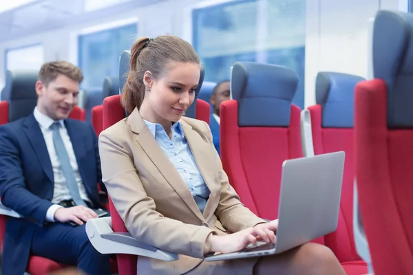 Femme d'affaires souriante dans un train — Photo