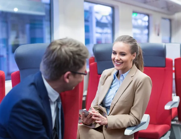 Sonriendo a la gente en un tren — Foto de Stock