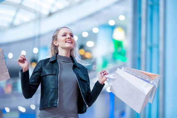 Mujer con bolsas —  Fotos de Stock