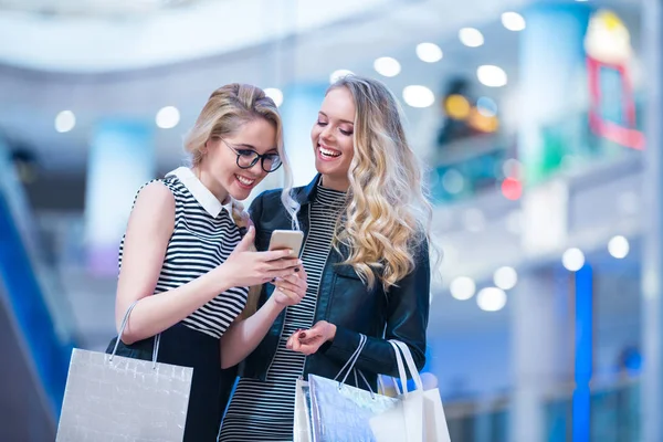 Meninas sorridentes com celular — Fotografia de Stock