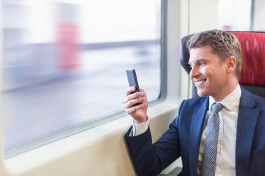 genç gülümseyen iş adamı