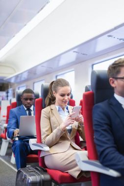 İş adamları bir tren
