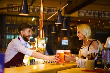 Barmen ve garson kapalı