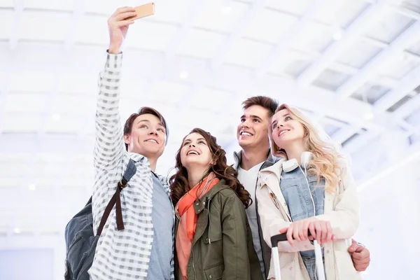 Jóvenes en interiores — Foto de Stock