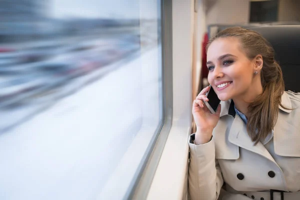 Telefonlu mutlu kadın. — Stok fotoğraf