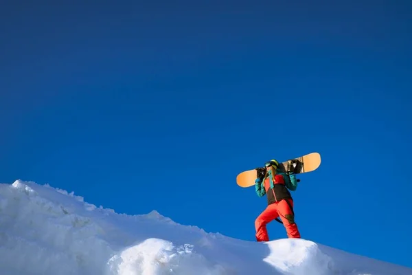 スノーボードを持つ女性 — ストック写真