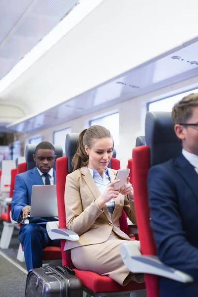 Mensen uit het bedrijfsleven in een trein — Stockfoto